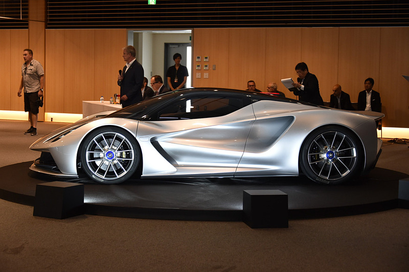 特徴的なディヘドラルドアを採用