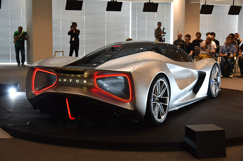 特徴的なディヘドラルドアを採用