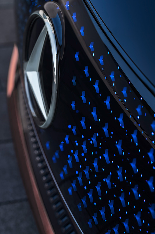 輝くフロントとリアのスリーポインテッドスター