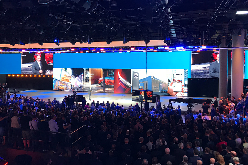 ショールームやID.3など新モデルに今後新しいロゴが与えられる