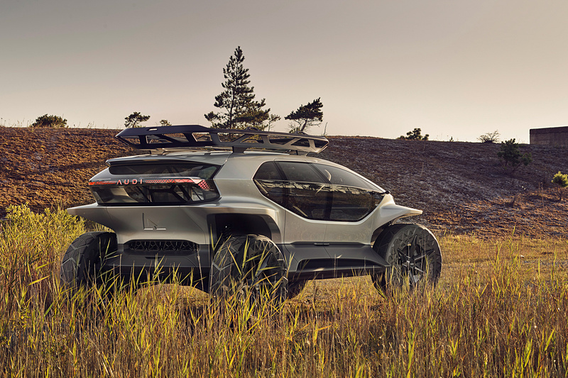 最低地上高は34cmで、起伏の激しい荒れた路面や、水深50cmの浅瀬も走行可能