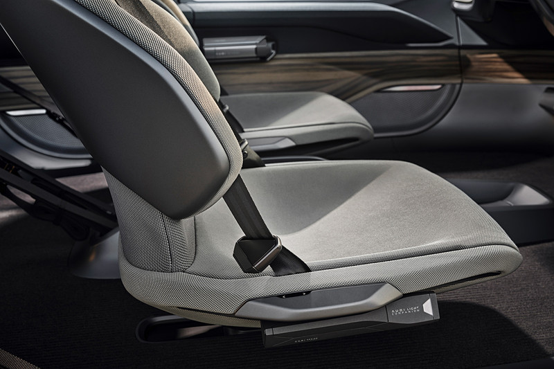 「アウディ ライトパス ファインダー」と呼ばれるドローンや、大型の懐中電灯のような形をした光源の「アウディ ライトコンパニオン」を装備する