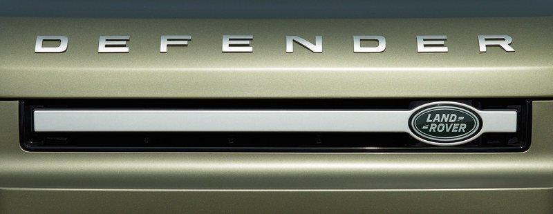 特徴的なヘッドライトや直線を基調としたフロントグリル