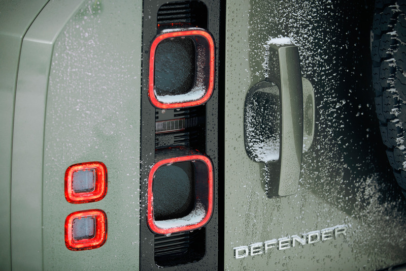 横開きのリアドアには外付けのスペアタイヤが装着される