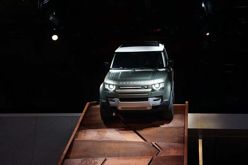 プレスカンファレンスのステージに登場した新型「ディフェンダー」