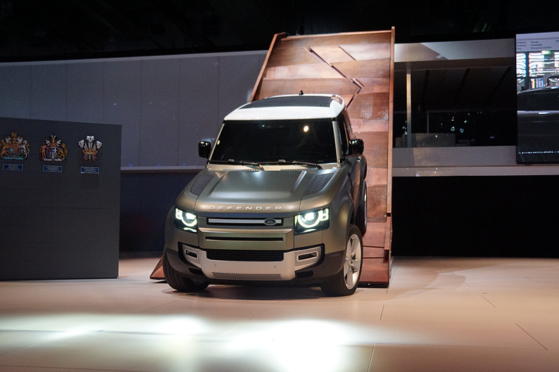 プレスカンファレンスのステージに登場した新型「ディフェンダー」