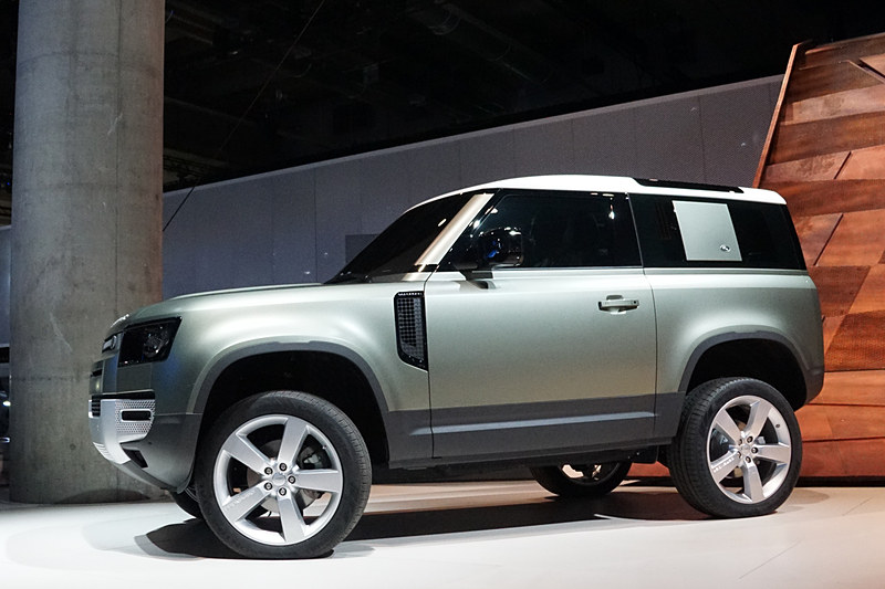 新型ディフェンダー「90」のボディサイズは、4583×2008×1969～1974mm（全長×全幅×全高）でエアサス車は全高が1969mmになる。ホイールベースは2587mm。