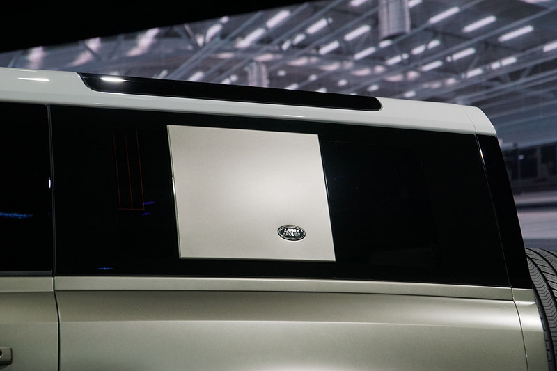 新型ディフェンダー「90」の後席。前列に3人掛けを設定して、90においてはコンパクトファミリーハッチバックの長さながら最大6名乗車を可能にする