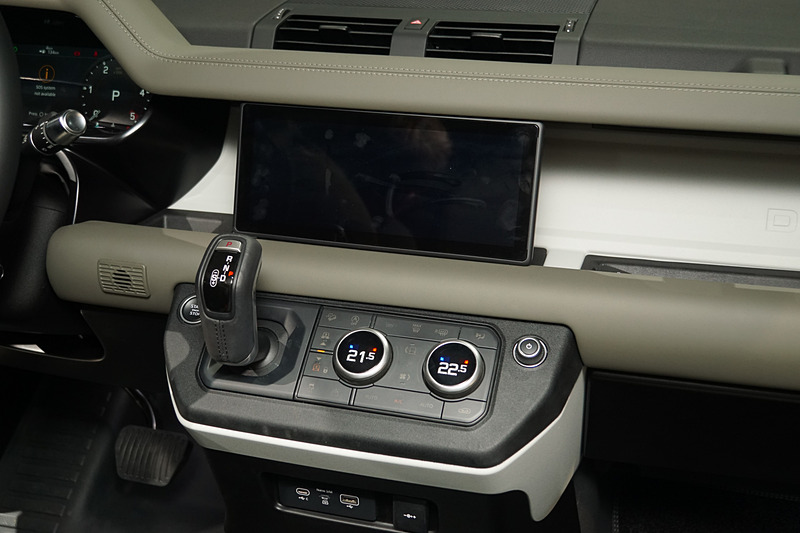 新型ディフェンダー「90」のインパネまわり