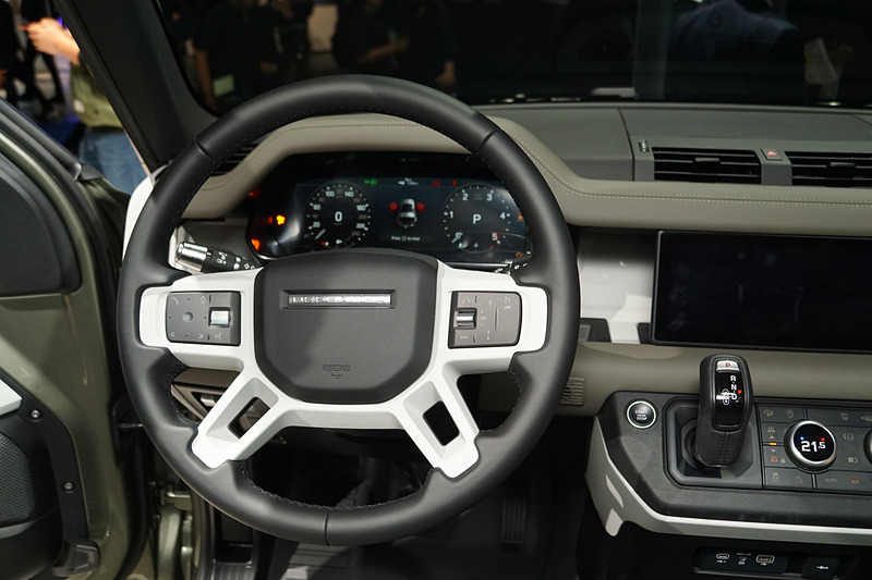 新型ディフェンダー「90」のインパネまわり