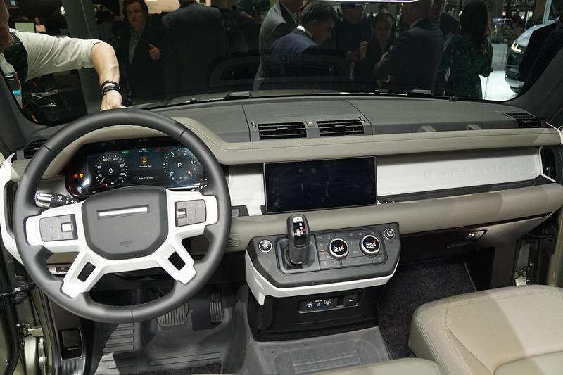 新型ディフェンダー「90」のインパネまわり