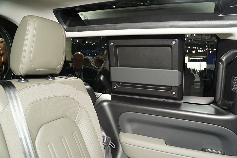 新型ディフェンダー「90」の後席。前列に3人掛けを設定して、90においてはコンパクトファミリーハッチバックの長さながら最大6名乗車を可能にする