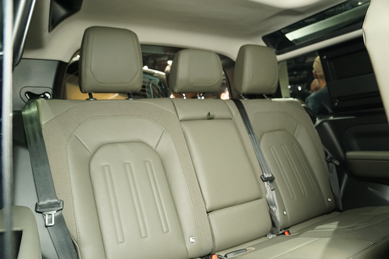 新型ディフェンダー「90」の後席。前列に3人掛けを設定して、90においてはコンパクトファミリーハッチバックの長さながら最大6名乗車を可能にする