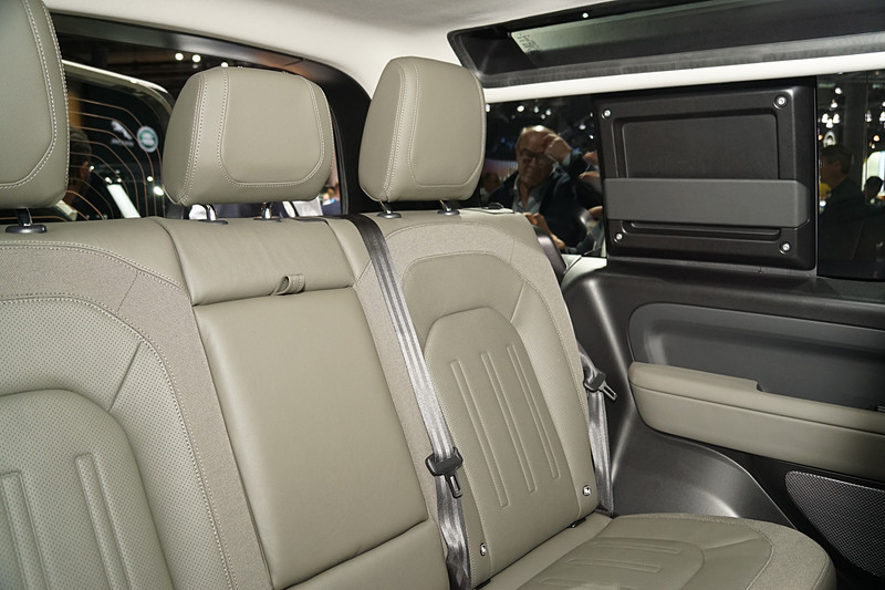 新型ディフェンダー「90」の後席。前列に3人掛けを設定して、90においてはコンパクトファミリーハッチバックの長さながら最大6名乗車を可能にする