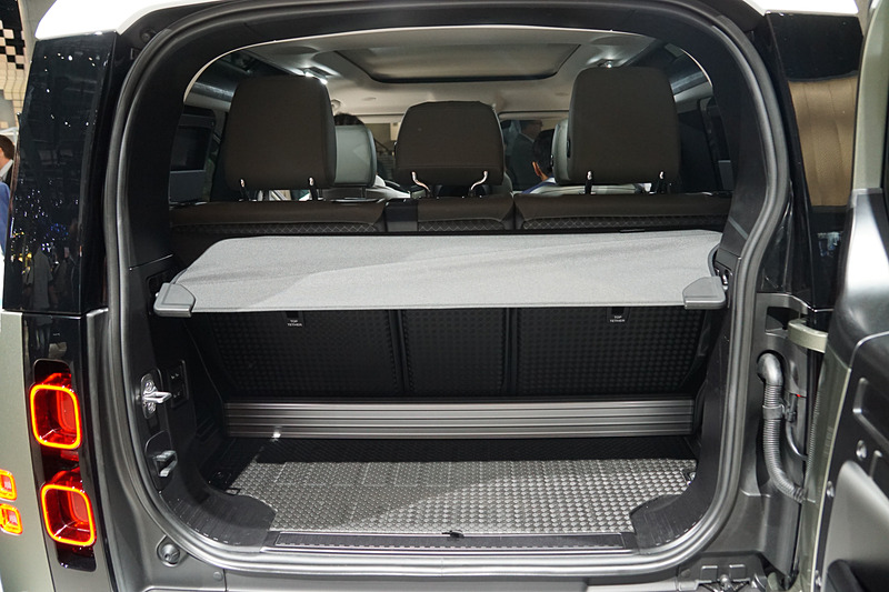 新型ディフェンダー「90」のラゲッジスペース