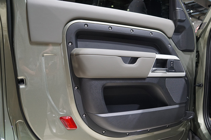 新型ディフェンダー「90」のインパネまわり