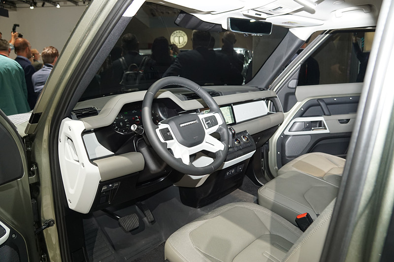 新型ディフェンダー「90」のインパネまわり