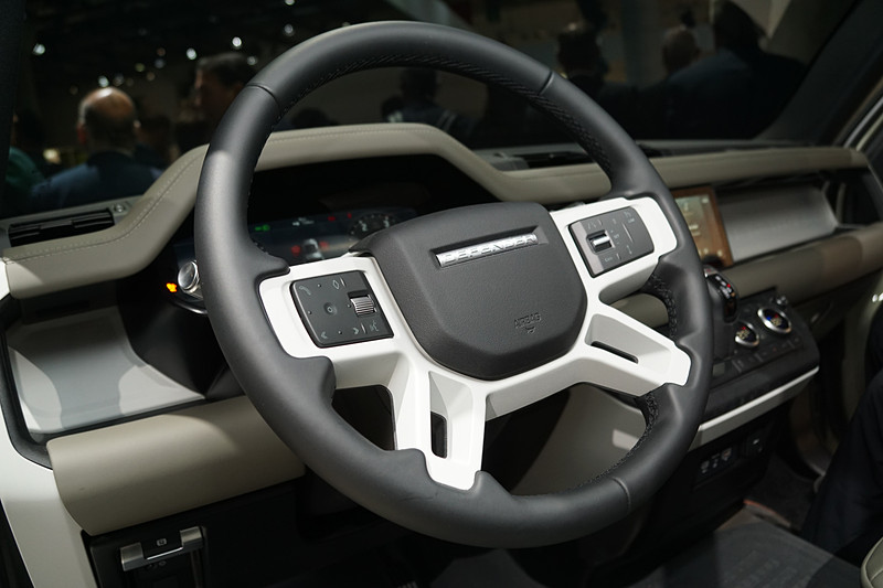 新型ディフェンダー「90」のインパネまわり