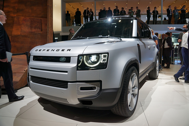 新型ディフェンダーの5ドアでロングホイールベース「110」。ボディサイズは5018×2008×1967mm（全長×全幅×全高）でホイールベースは3022mm