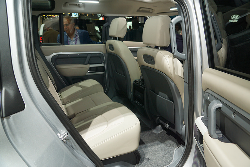 新型ディフェンダーの「110」。前列に3人掛けを設定して、110においては5名、6名、または5名＋2名のシート構成を用意。2列目の後ろには最大1075L、2列目をたたむことで2380Lの積載スペースを確保