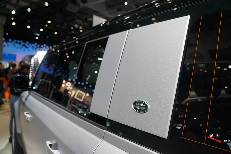 新型ディフェンダーの「110」。前列に3人掛けを設定して、110においては5名、6名、または5名＋2名のシート構成を用意。2列目の後ろには最大1075L、2列目をたたむことで2380Lの積載スペースを確保