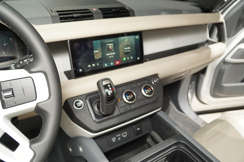 新型ディフェンダーの「110」のインテリア。新しいインフォテイメントシステム「Pivi Pro」などを採用