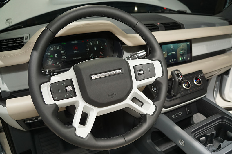 新型ディフェンダーの「110」のインテリア。新しいインフォテイメントシステム「Pivi Pro」などを採用