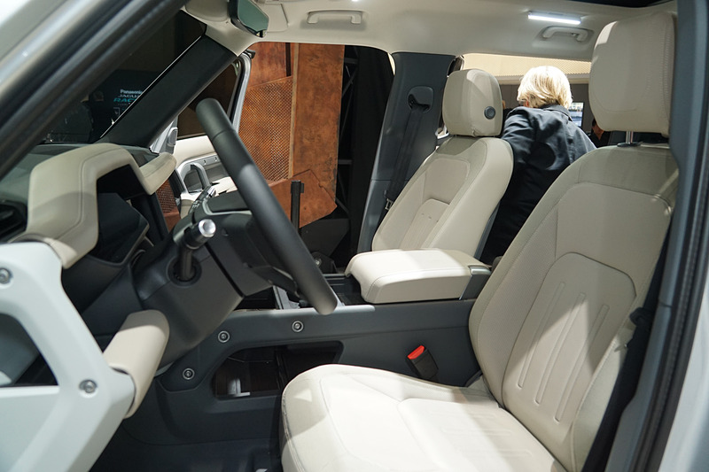 新型ディフェンダーの「110」のインテリア。新しいインフォテイメントシステム「Pivi Pro」などを採用