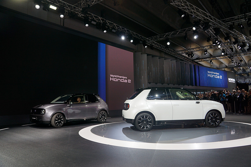 プレスカンファレンスのステージに登場した「Honda e」量産モデル