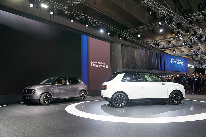プレスカンファレンスのステージに登場した「Honda e」量産モデル