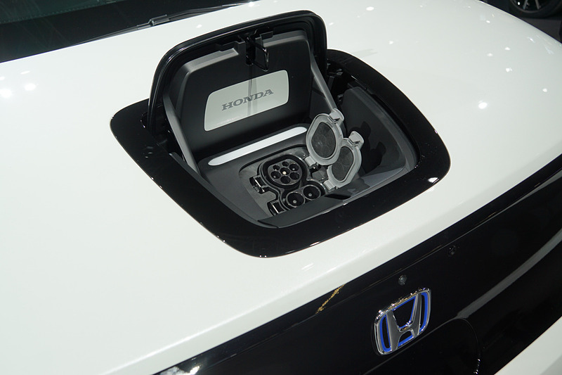 Hマークの横にあるスイッチを押すと充電口のカバーがオープンする