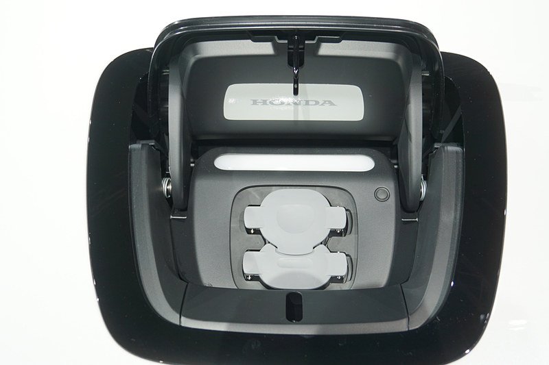 Hマークの横にあるスイッチを押すと充電口のカバーがオープンする