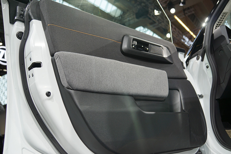 サッシュレスドアを採用