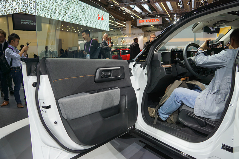 サッシュレスドアを採用