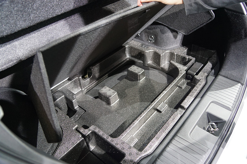 ラゲッジスペースのボードを外すと充電ケーブルの収納トレイがある