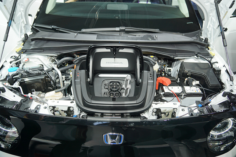 フロントフードに搭載されたユニット