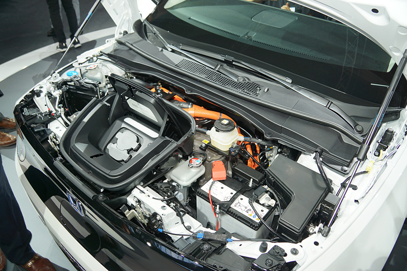 フロントフードに搭載されたユニット