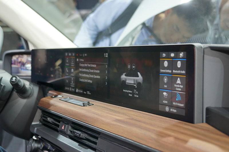 左右に電子ミラーのモニターを配置するなど、インパネ全面にディスプレイを採用