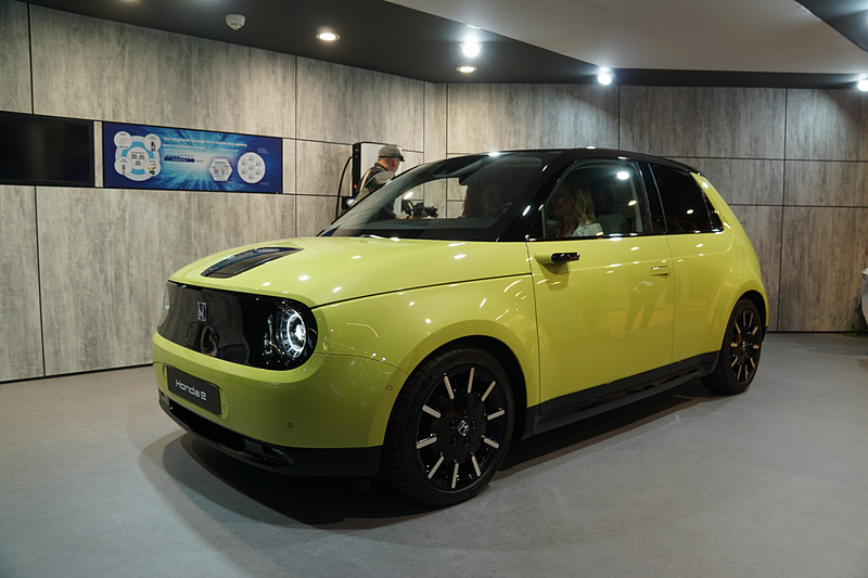 イエローのボディカラーも展示