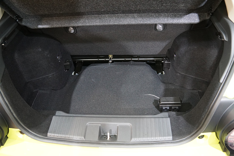 充電ケーブルの収納トレイを外した様子