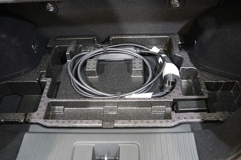 ラゲッジスペースのボードを外すと充電ケーブルの収納トレイがある