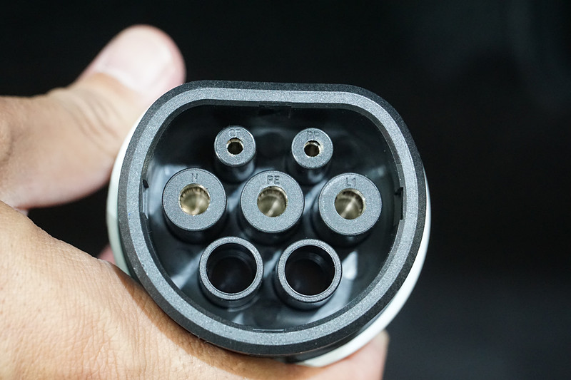 ラゲッジスペースのボードを外すと充電ケーブルの収納トレイがある