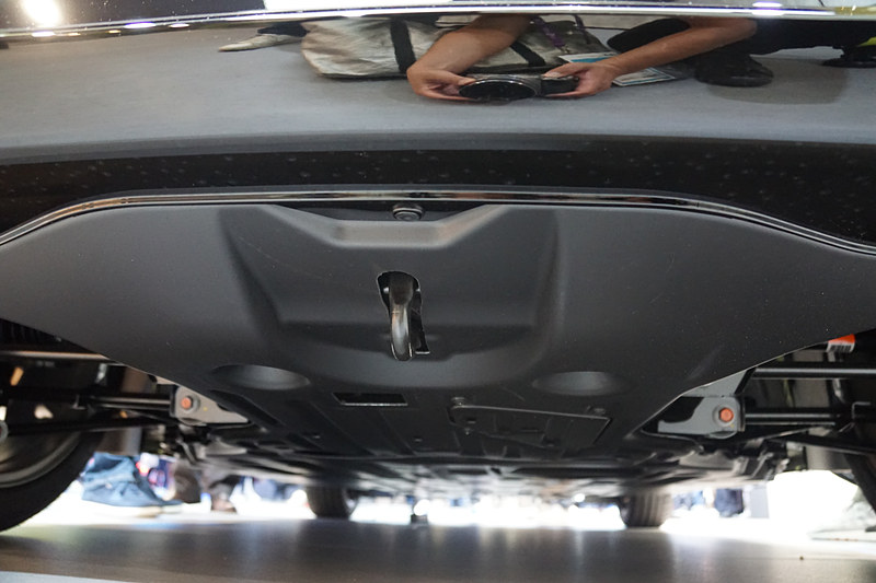 リアのフロアはカバーされておりモーターなどは見えない