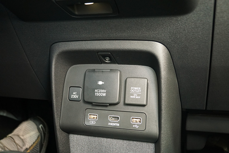 エアコンの操作パネルやUSBなどの充電ポート