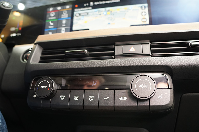 エアコンの操作パネルやUSBなどの充電ポート