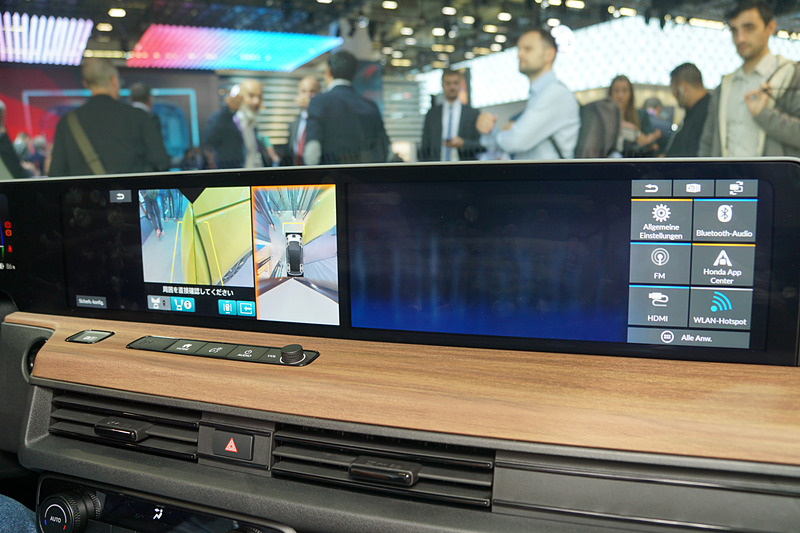 車両周辺の様子をモニターで確認ができる