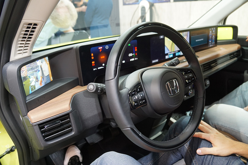 左右に電子ミラーのモニターを配置するなど、インパネ全面にディスプレイを採用