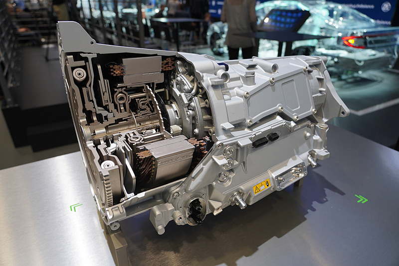 ZFが発表したPHEV用の第4世代8速トランスミッション、従来は外付けだったインバーターを内蔵してより軽量コンパクト化し、自動車メーカー側の低コストを実現