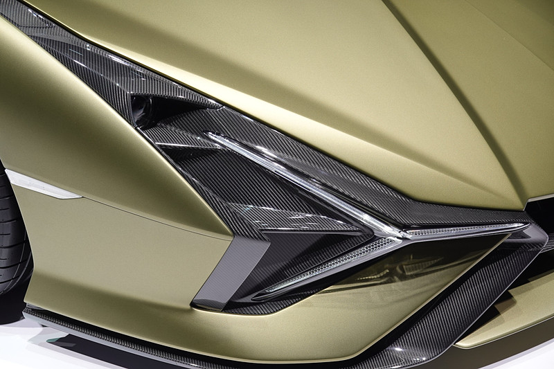 特徴的なY字型ヘッドライトを採用