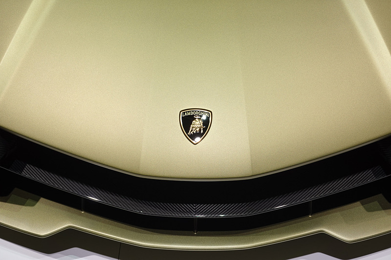 特徴的なY字型ヘッドライトを採用